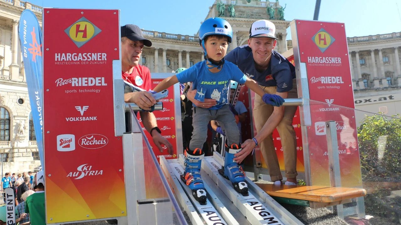 Bild enthält, Person, Worker, Hardhat, Glove, Boy, Male, Teen, Child, Adult, Man