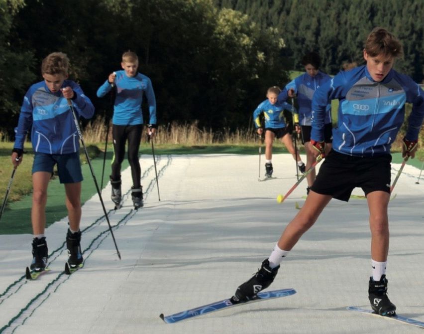 Bild enthält, Nature, Outdoors, Person, Boy, Male, Teen, Shoe, Child, Walking, Snow
