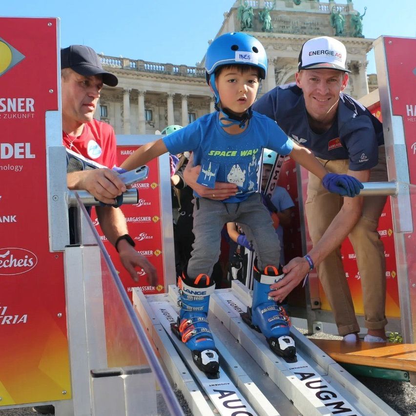 Bild enthält, Person, Worker, Hardhat, Glove, Boy, Male, Teen, Child, Adult, Man