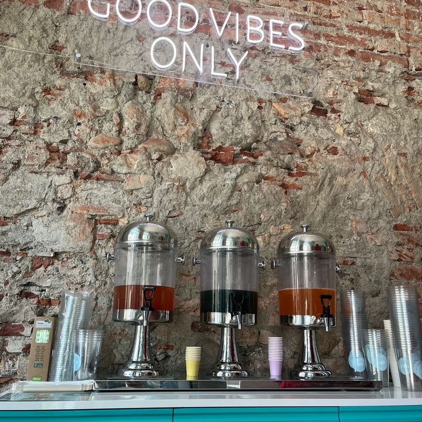 Bild enthält, Architecture, Building, Factory, Barbershop, Indoors