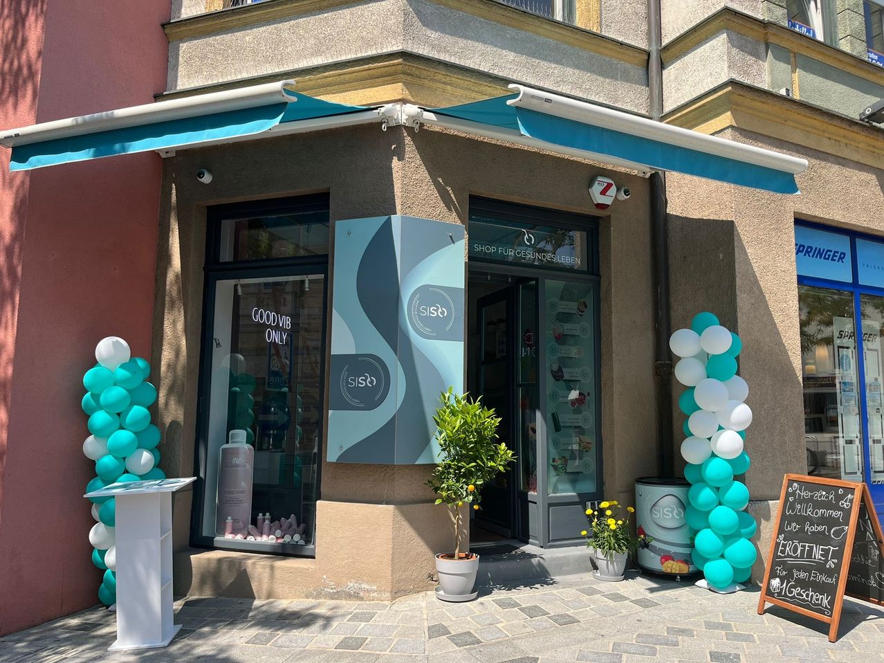 Bild enthält, Urban, City, Shop, Cafe, Indoors, Restaurant, Architecture, Building, Plant, Blackboard