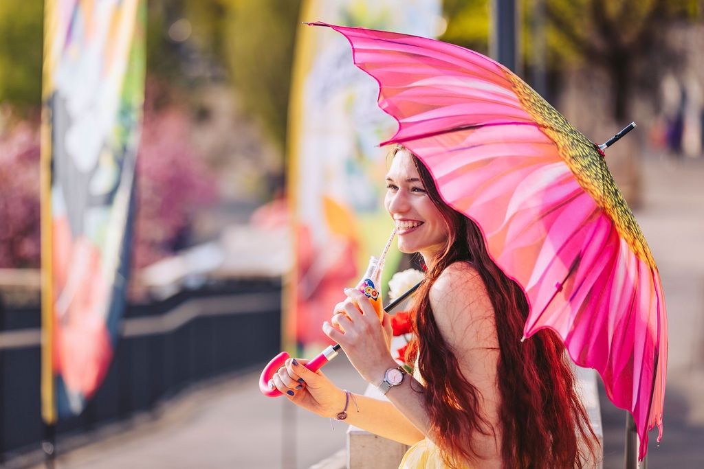 Bild enthält, Adult, Female, Person, Woman, Wristwatch, Face, Happy, Head, Smile, Bird