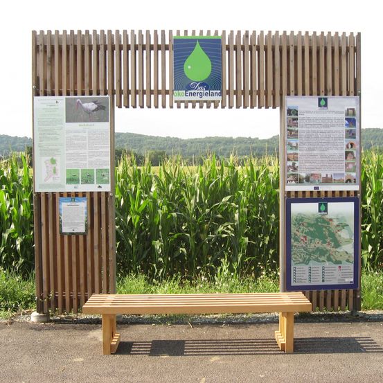 Bild enthält, Bench, Furniture, Bus Stop, Outdoors, Grass, Person, Bird, Nature