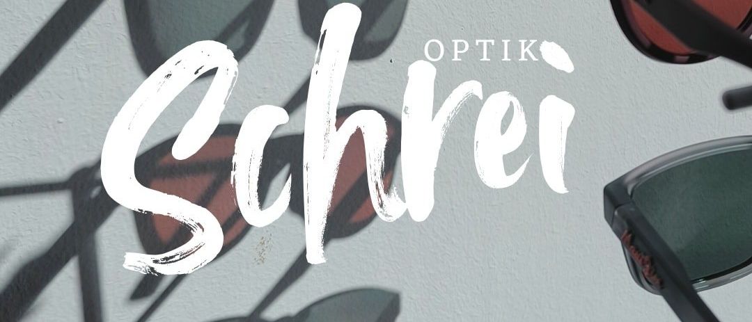 Eine Wand mit mehreren Sonnenbrillen in verschiedenen Farben wirft Schatten. Der Schriftzug 'Optik Schrei' ist prominent in weißer, kursiver Schrift angebracht.