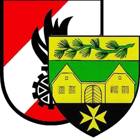 Das Wappen zeigt ein Haus mit Fenstern und einem Kreuz auf einem Schild. Darauf befindet sich ein Zweig mit Tannenzapfen. Auf der linken Seite ist ein rotes und weißes Muster zu sehen.