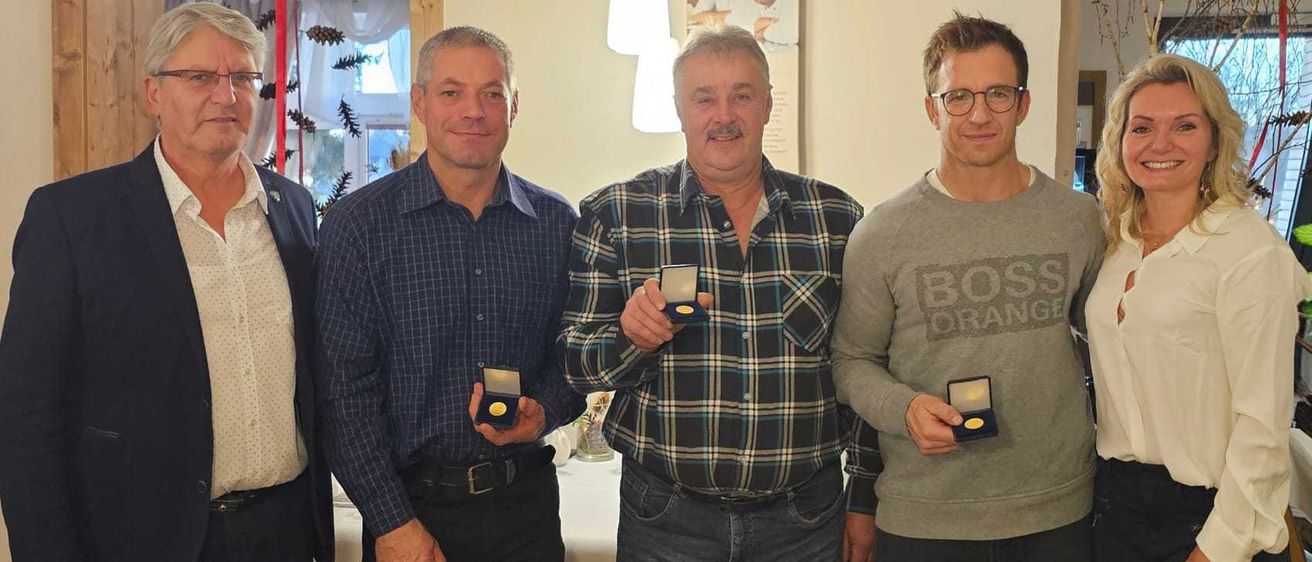 Bild enthält, Pants, Shirt, People, Person, Jacket, Suit, Blazer, Adult, Female, Woman