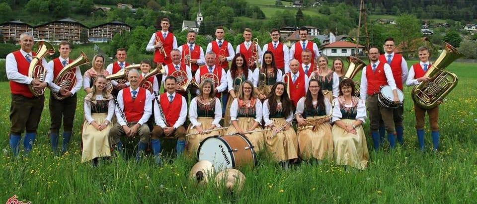 Bild enthält, Group Performance, Music, Music Band, Musical Instrument, Musician, Performer, Person, People, Rugby Ball, Tuba