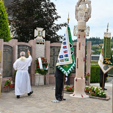 ÖKB-Jubiläumsfest 25 Jahre neues Kriegerdenkmal in Heiligenkreuz/W.