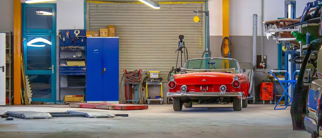 Bild enthält, Building, Factory, Manufacturing, Workshop, Car, Indoors, Garage, Box, Wheel, Lamp