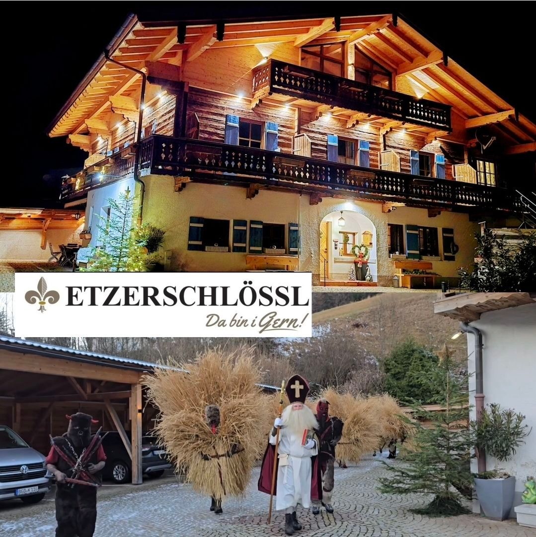 Zwei Bilder eines Chalets mit Balkon und Lichtern, und Menschen in Kostümen, die davor gehen.