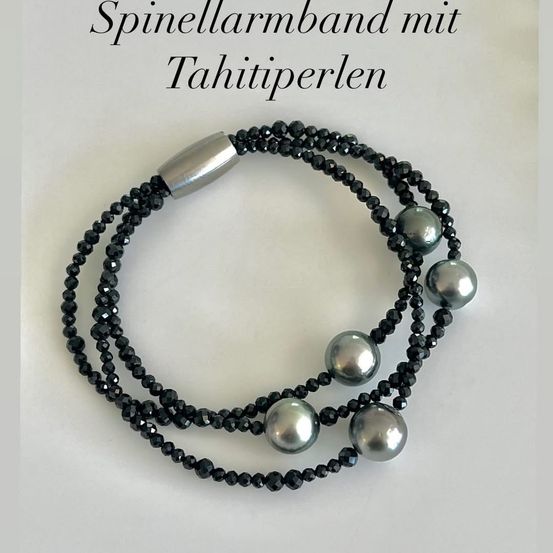 Ein Bild von einem Armband aus schwarzen Kristallen und Tahiti-Perlen mit einer silbernen Schließe, das auf einer weißen Oberfläche präsentiert wird.