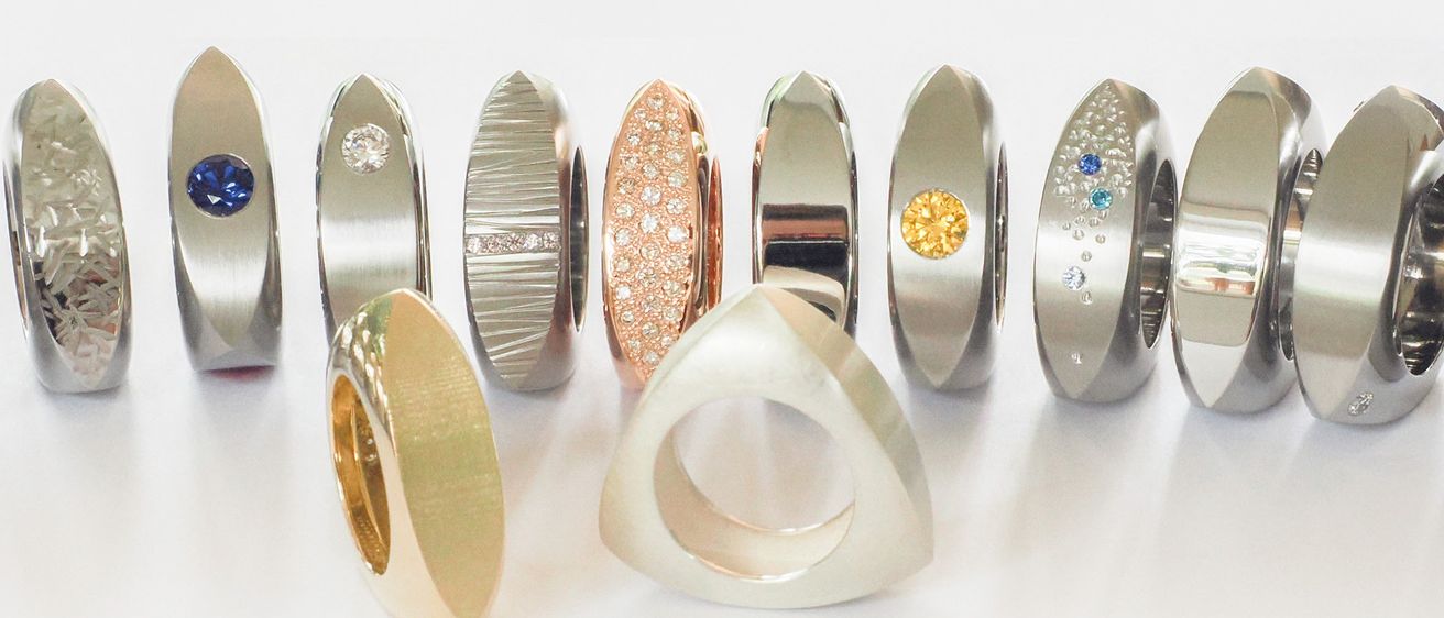 Bild enthält, Accessories, Jewelry, Silver, Ring, Diamond, Gemstone, Tape, Locket, Pendant