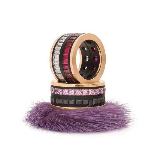 Bild enthält, Accessories, Jewelry, Tape, Ornament, Ring