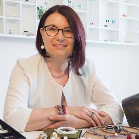 Bild enthält, Adult, Female, Person, Woman, Accessories, Necklace, Face, Head, Glasses, Table