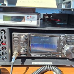 Ein Icom-Funkgerät, Modell IC-7300, mit angeschlossenem Kabel. Der Bildschirm zeigt ein Spektrum-Skop mit einer Frequenz von 7.053,000.