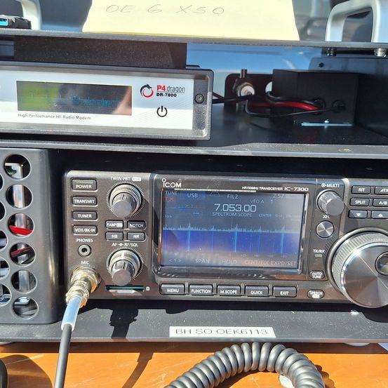 Ein Icom-Funkgerät, Modell IC-7300, mit angeschlossenem Kabel. Der Bildschirm zeigt ein Spektrum-Skop mit einer Frequenz von 7.053,000.