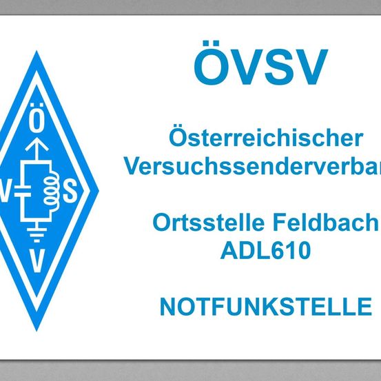 Ein blau-weißes Schild für den Österreichischen Versuchssenderverband. Die Adresse ist Feldbach, ADL610, und es ist eine NOTFUNKSTELLE.