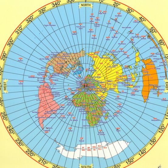 Eine Polarkarte mit verschiedenen Regionen und Längenlinien, wobei der Nordpol in der Mitte markiert ist, gekennzeichnet durch Gradangaben und farbige Zonen, die verschiedene Kontinente und Gebiete darstellen.