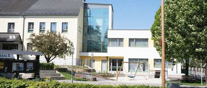 Bild enthält, Neighborhood, City, Urban, Condo, Housing, High Rise, Office Building, Apartment Building, Street, Hedge