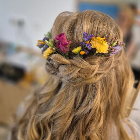 Bild enthält, Flower, Flower Arrangement, Plant, Person, Flower Bouquet, Hair, Head