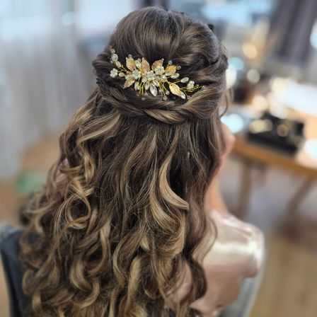 Bild enthält, Person, Hair, Head