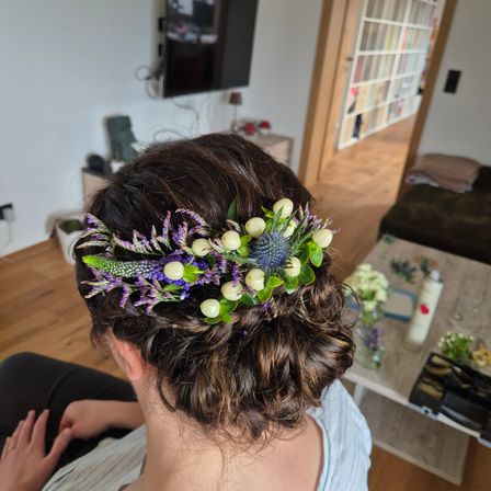 Bild enthält, Person, Accessories, Flower, Flower Arrangement, Hair, Monitor, Screen, Wood, Head, TV