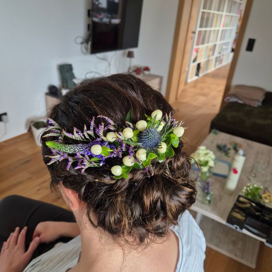 Bild enthält, Person, Accessories, Flower, Flower Arrangement, Hair, Monitor, Screen, Wood, Head, TV