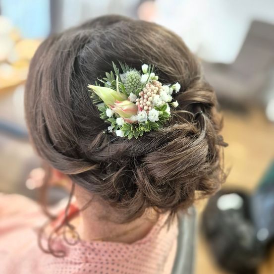Bild enthält, Hair, Person, Child, Female, Girl, Bun (Hairstyle), Head