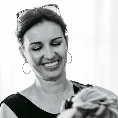 Bild enthält, Hairdresser, Person, Adult, Female, Woman, Glasses, Face, Haircut, Bracelet, Necklace