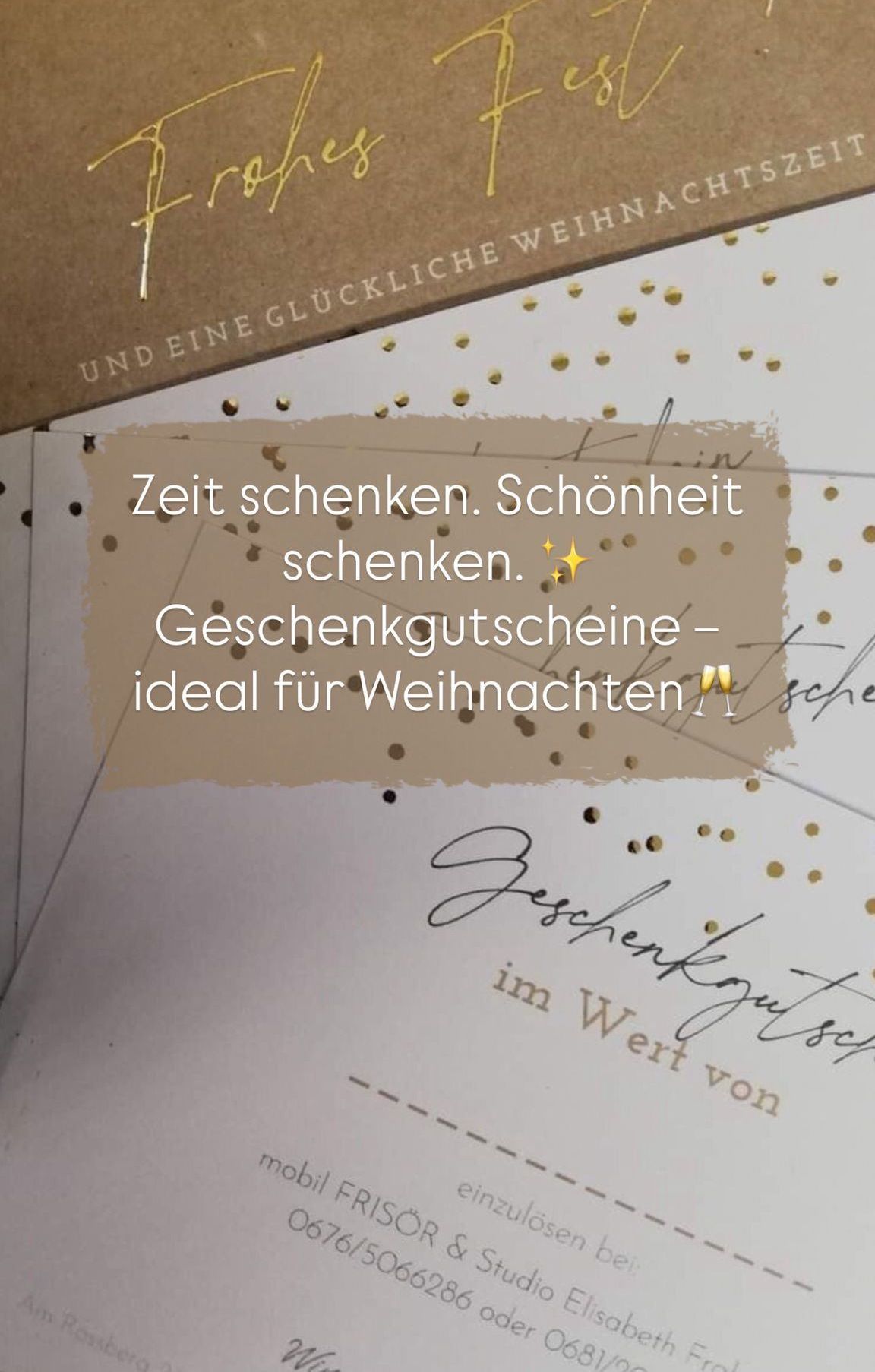 Ein Stapel Geschenkkarten mit einem dekorativen Goldhintergrund, mit einer Botschaft über das Schenken von Zeit und Schönheit, ideal für Weihnachten.