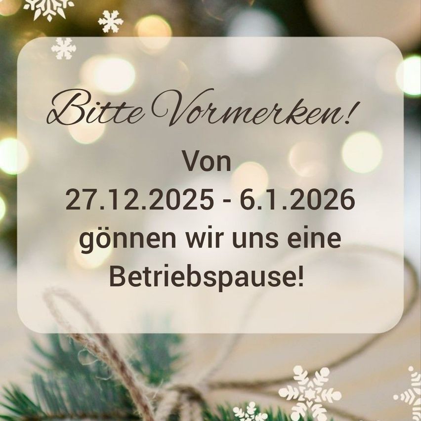 Ankündigungskarte mit weihnachtlichem Thema. Es steht geschrieben: 'Bitte beachten! Vom 27.12.2025 bis 6.1.2026 haben wir eine Betriebspause! Der Hintergrund ist eine weiche, verschwommene Weihnachtsszene.