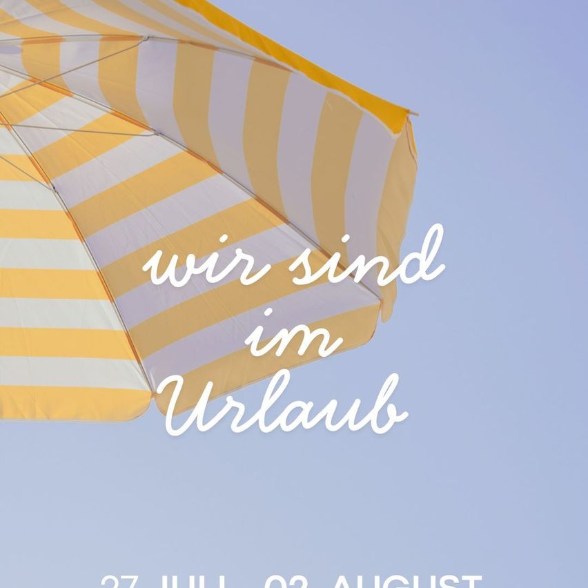 Ein gelber und weiß gestreifter Strandschirm mit dem Text 'Wir sind im Urlaub' vom 27. Juli bis 2. August.