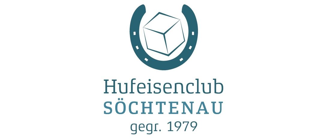 Logo des Hufeisenclub Söchtenau, gegründet 1979, mit einem Hufeisen, einem Würfel darin und dem Vereinsnamen in Blau.
