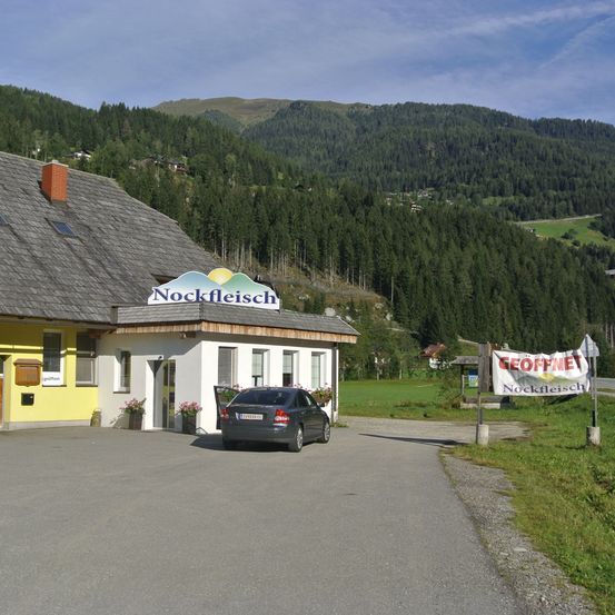 Bild enthält, Fir, Tree, Hotel, Car, Road, Outdoors, Shelter, Wheel, Housing, Countryside