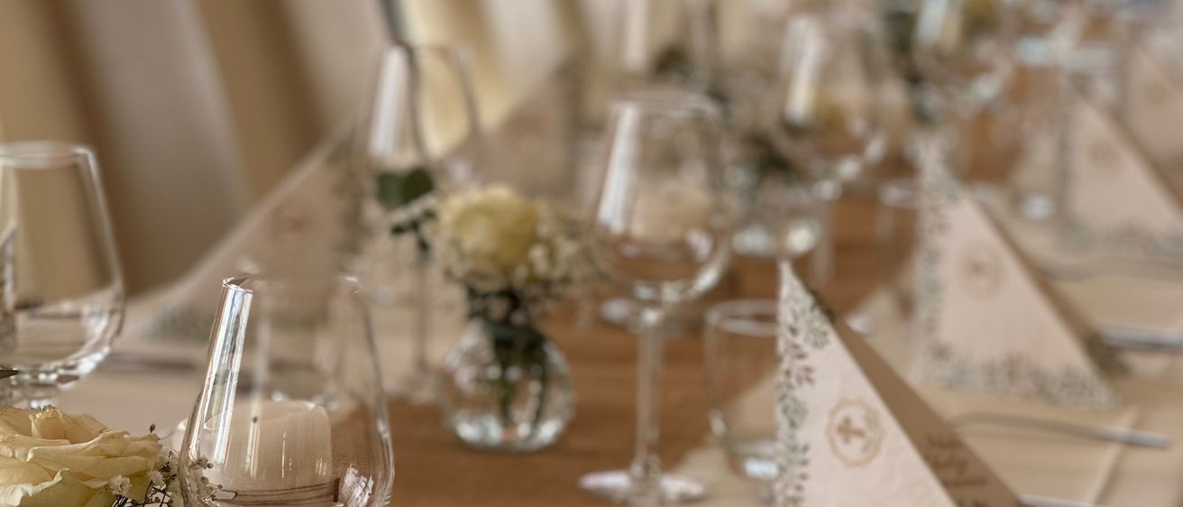 Bild enthält, Fork, Furniture, Table, Tabletop, Glass, Dining Table, Indoors, Cup, Plate