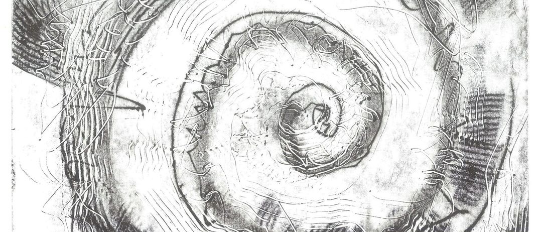 Eine Schwarz-Weiß-Zeichnung mit einem Spiralmuster, mit unterschiedlichen Linienstärken und einer strukturierten Oberfläche. Die zentrale Spirale ist von einer größeren, konzentrischen Spirale mit komplizierten Details umgeben.