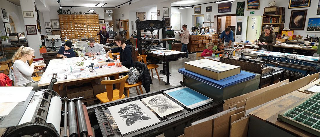 Bild enthält, Architecture, Building, Factory, Manufacturing, Workshop, Person, Handbag, Chair, Dining Table, Face