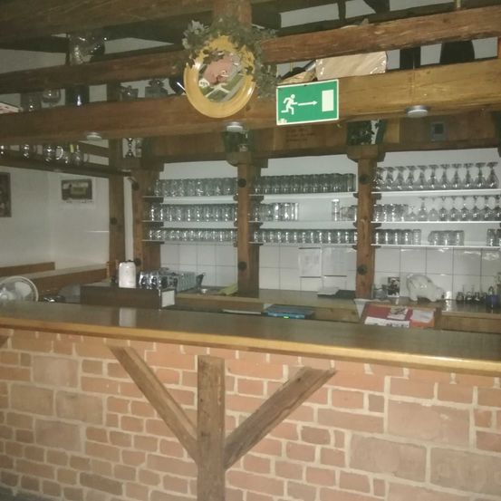 Bild enthält, Pub, Indoors, Interior Design, Furniture, Table, Shop, Factory, Restaurant