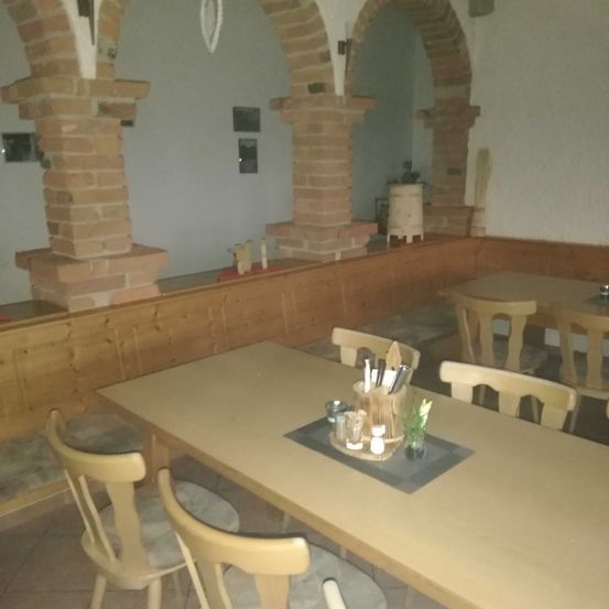 Bild enthält, Dining Room, Dining Table, Furniture, Indoors, Table, Tabletop, Restaurant, Interior Design, Cafeteria, Chair