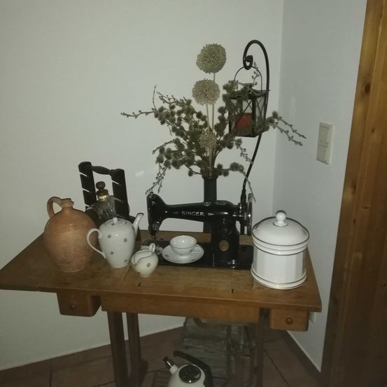 Bild enthält, Furniture, Table, Dining Table, Pottery, Tabletop, Dining Room, Potted Plant, Interior Design, Pot, Flower Arrangement