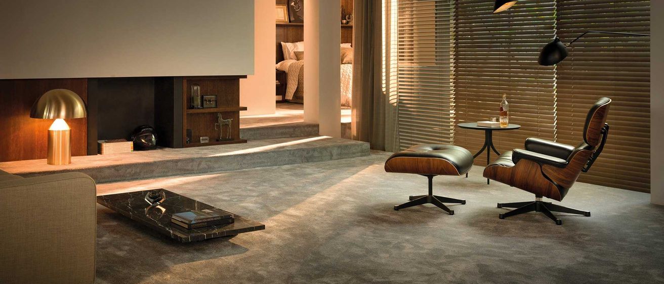 Bild enthält, Floor, Flooring, Home Decor, Indoors, Interior Design, Lamp, Chair, Furniture, Foyer, Living Room