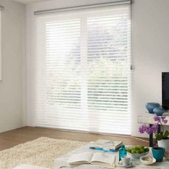 Bild enthält, Home Decor, Screen, Computer Hardware, Hardware, Monitor, Lamp, Window, Interior Design, TV, Table