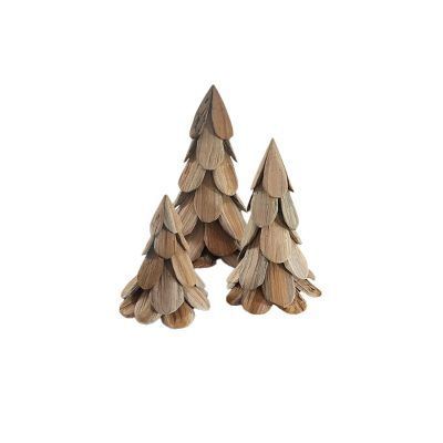 Drei hölzerne Kiefernbäume sind in einer Reihe angeordnet, jeder mit einer einzigartigen Form und Größe. Sie sind vor einem weißen Hintergrund platziert und zeigen ihre natürliche Textur und Farbe.