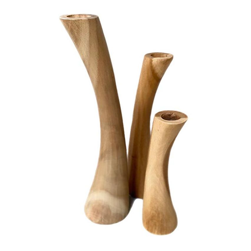 Drei hölzerne Kerzenhalter auf weißem Hintergrund. Der höchste hat oben eine schmale Öffnung.