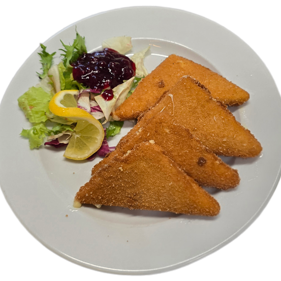 Ein weißer Teller enthält vier frittierte Dreiecksstücke mit Salat und roter Sauce. Der Salat besteht aus Salat, Kraut, einer Zitronenscheibe und Cranberry-Sauce.
