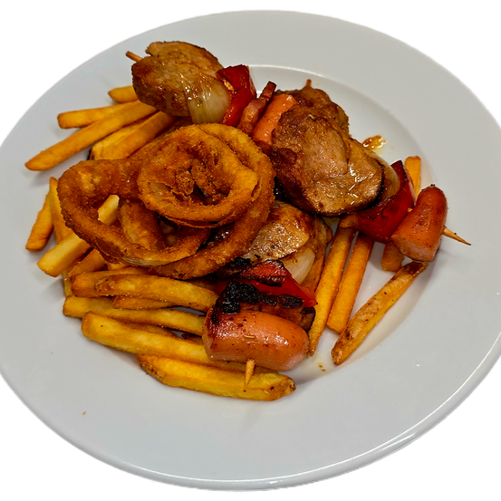 Ein weißer Teller mit Pommes Frites, Zwiebelringen und gegrillten Fleischspießen, einschließlich Würstchen und Gemüse.