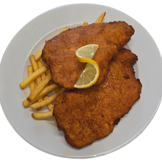 Ein Teller mit zwei Stücken paniertem Schnitzel, serviert mit Pommes und einer Zitronenscheibe obenauf.