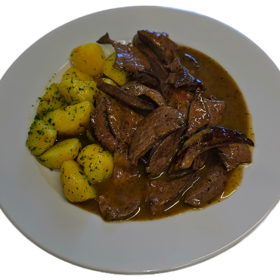 Ein weißer Teller enthält ein Gericht aus Rindfleischeintopf mit Soße, begleitet von kleinen gelben Kartoffeln, die mit Kräutern garniert sind.