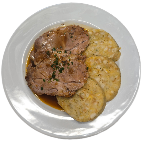 Ein Teller mit einem Stück Fleisch in Soße, mit Schnittlauch garniert, begleitet von drei gelblichen Klößen.