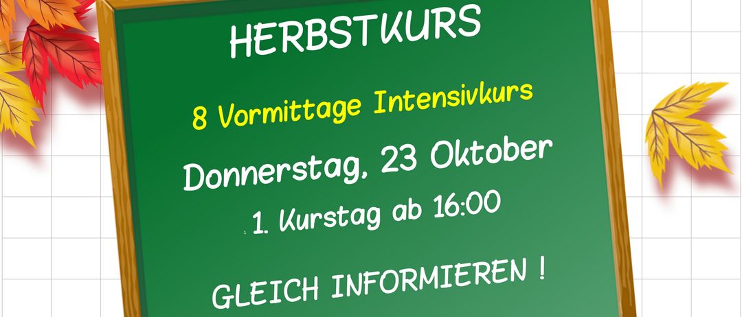 Ein grünes Brett mit 'HERBSTKUERS' in weiß geschrieben. Darunter steht '8 Vormittage Intensivkurs Donnerstag, 23 Oktober 1. Kurstag ab 16:00'. Darunter befindet sich ein Aufruf zur Information 'GLEICH INFORMIEREN!' mit QR-Codes für soziale Medien.